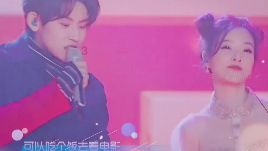 藏了31年！原来她就是“戏骨”何政军妻子，难怪当年拒绝巩俐示爱